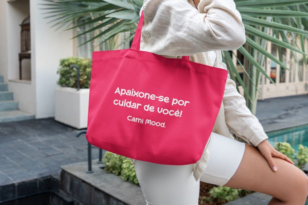 Mulher praticando pilates com conjunto pink Camí Mood