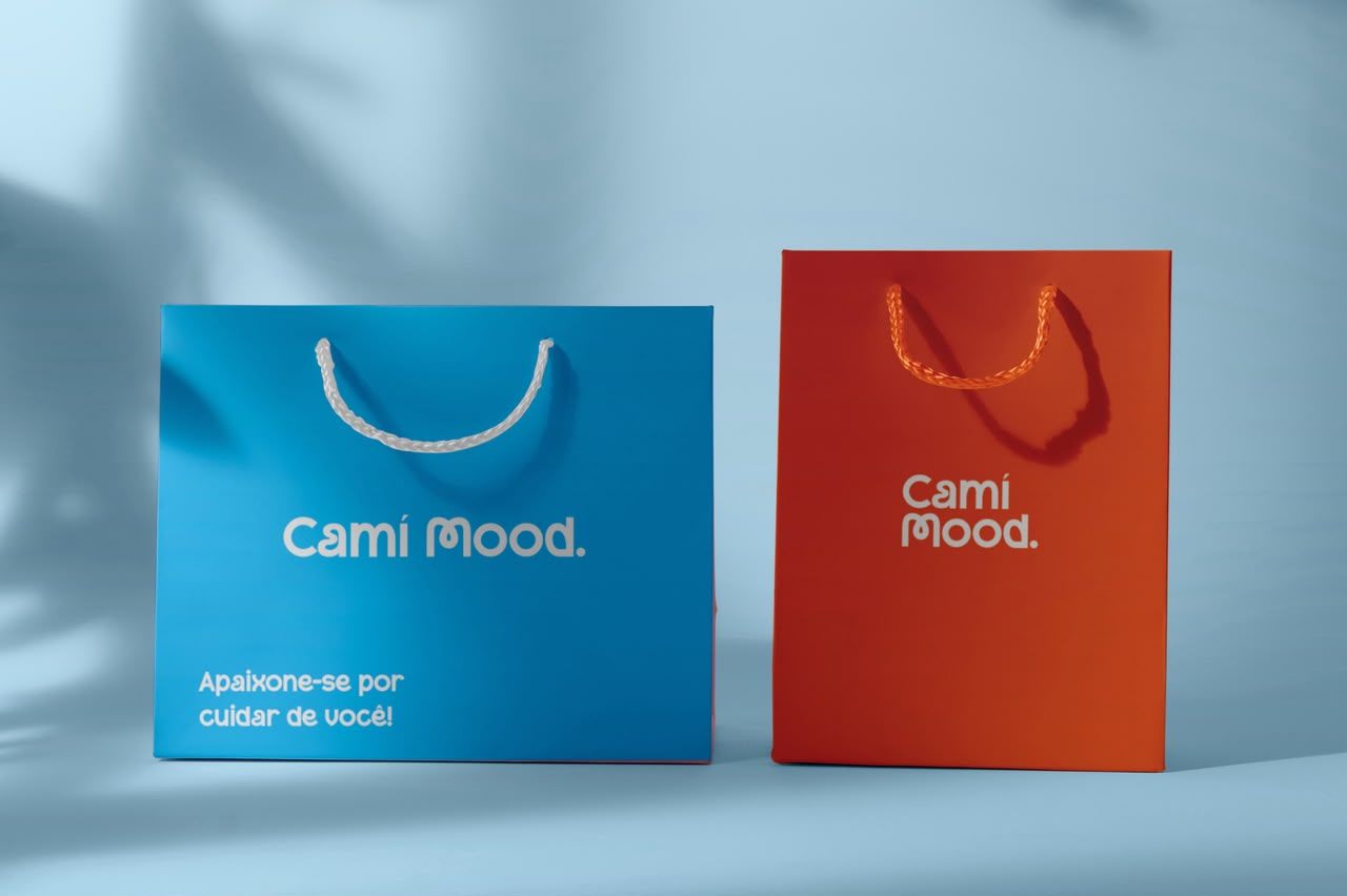 Sacolas Camí Mood nas cores azul e laranja com o slogan Apaixone-se por cuidar de você